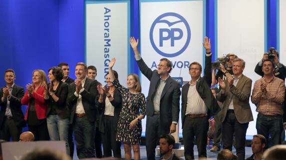 El presidente del Gobierno en funciones y candidato por el PP a la reelección, Mariano Rajoy, (c).