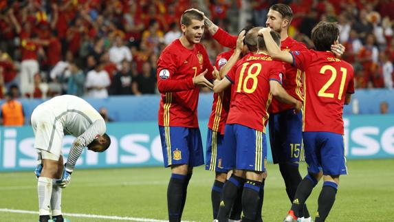 La selección española celebra uno de sus goles ante Turquía. 