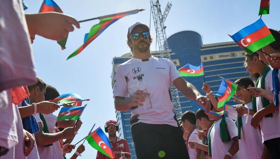 Fernando Alonso, entre los aficionados en Bakú. 