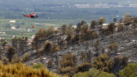 Un helicóptero, trabaja en la zona.