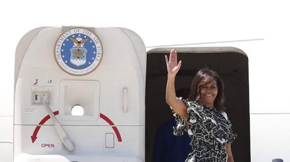 Michelle Obama se despide desde el avión presidencial.
