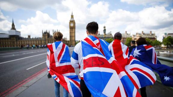 Jóvenes con la bandera de Reino Unido frente a la Cámara de los Comunes. 