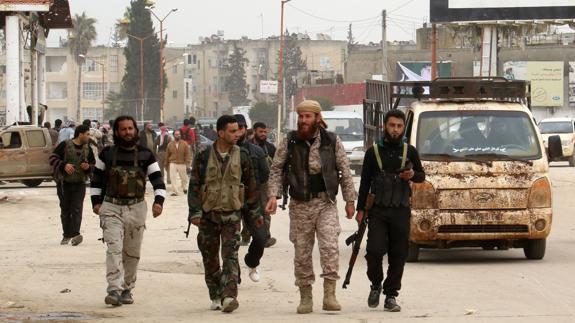 Grupo rebelde Frente al Nusra en la ciudad de Idlib.