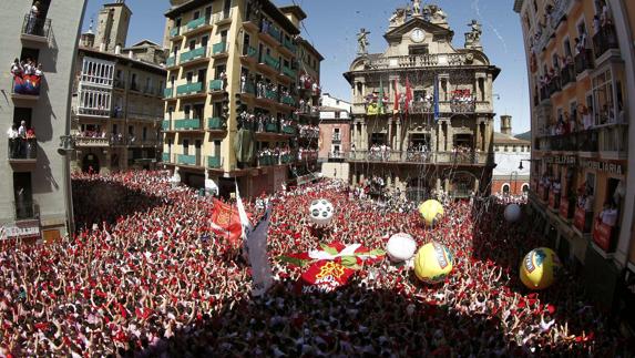 Momento del chupinazo en la plaza del Ayuntamiento de Pamplona.