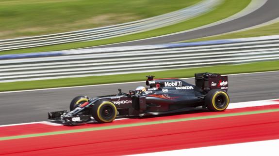 Fernando Alonso conduce su monoplaza por el circuito del Gran Premio de Austria. 