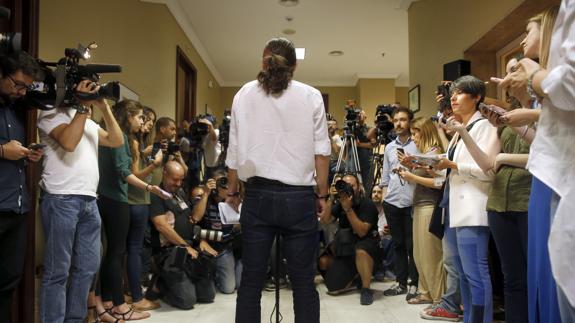 Pablo Iglesias habla con la prensa tras formalizar su acta de diputado en el Congreso.