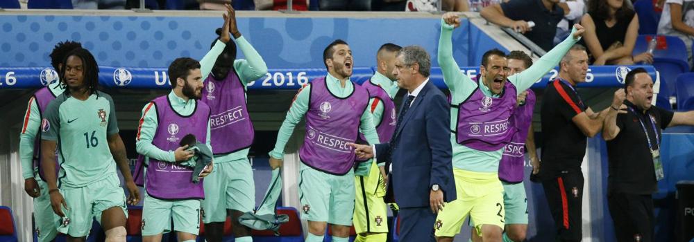 El banquillo luso celebra el pase a la final. 