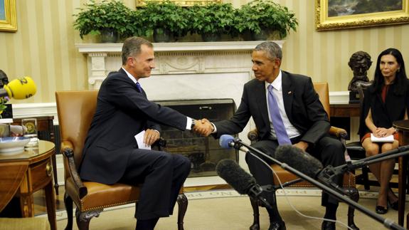 Felipe VI y Obama estrechan sus manos en la Casa Blanca.