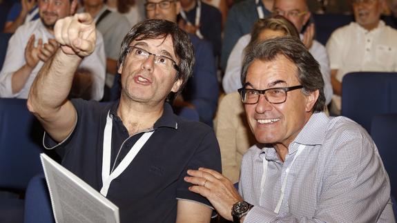 Carles Puigdemont y Artur Mas, en el Congreso de refundación de CDC.