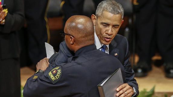 Obama abraza al jefe del departamento de Policía de Dallas. 