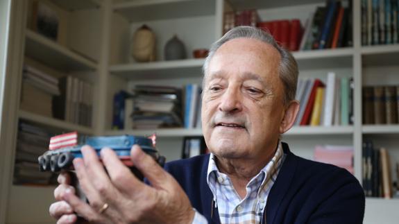 Pedro Aurtenetxe, posando con una réplica de la gabarra. 