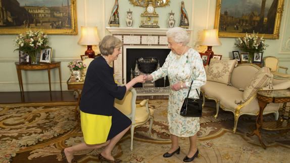 Theresa May recibe el encargo de Isabel II de formar Gobierno. 