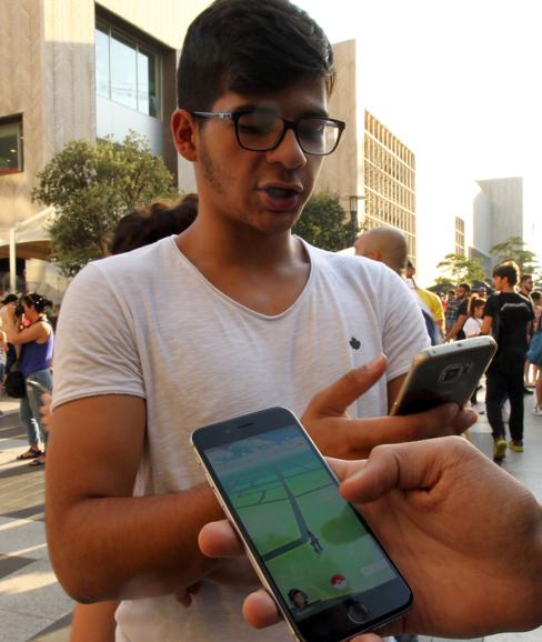 Usuarios, jugando a 'Pokémon GO'.