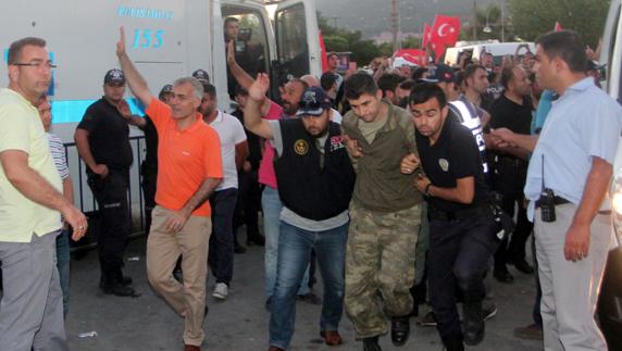 Policías turcos se llevan a un soldado detenido tras la intentona golpista. 