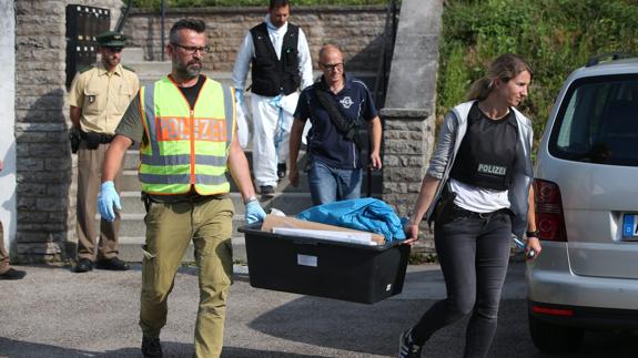 Policías se incautan de varia documentación de un hogar para refugiados en Ansbach tras la explosión.
