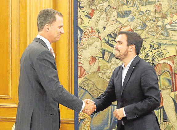 Felipe VI y Alberto Garzón en Zarzuela.