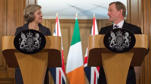 La primer ministro británica, Theresa May (i), y el primer ministro irlandés, Enda Kenny (d).