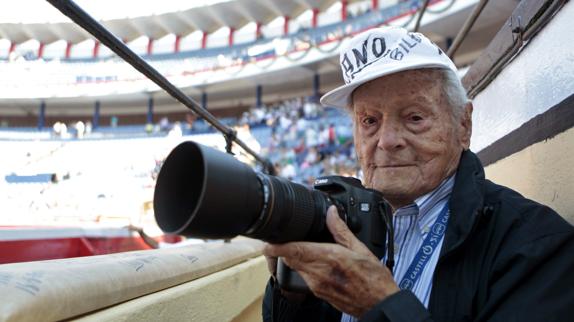 El decano de los fotógrafos taurinos españoles Francisco Cano Lorenza 'Canito'.