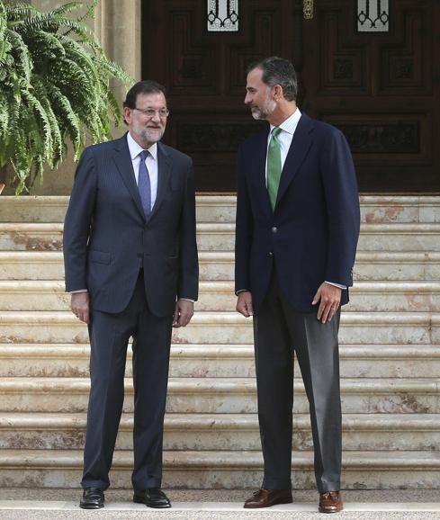 Mariano Rajoy y Felipe VI, durante el despacho veraniego que mantuvieron el año pasado en Marivent. 