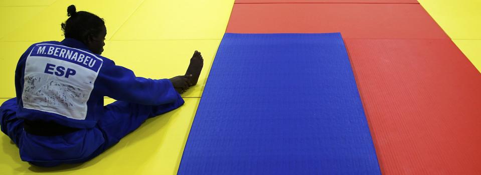 La judoka María Bernabeu, sentada en el tatami. 