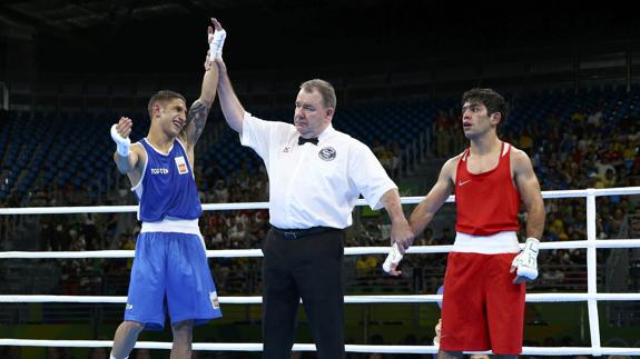 Samuel Carmona (izq) tras su combate. 