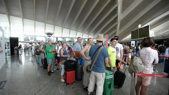 Largas colas en los mostradores de facturación del aeropuerto de Loiu durante la operación salida de finales de julio.