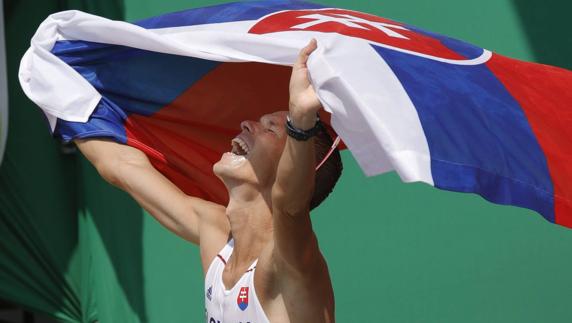 Matej Toth celebra la victoria. 