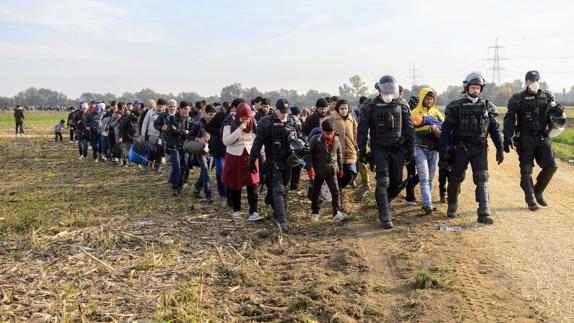 Refugiados cruzan la frontera en Croacia.