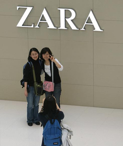 Jóvenes chinas en un establecimiento de Zara en Hong Kong.