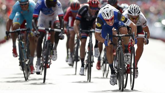 Gianni Meersman encabeza al grupo durante la llegada a meta. 