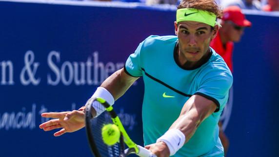 Nadal devuelve la pelota. 