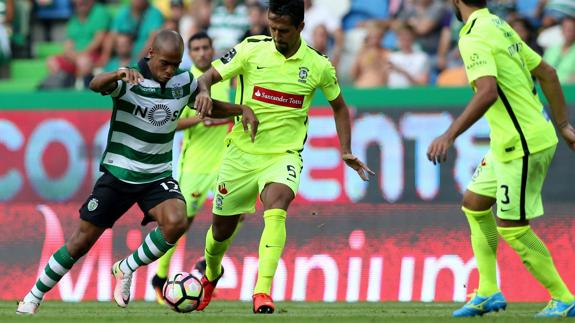 Joao Mário (izq), durante un partido. 