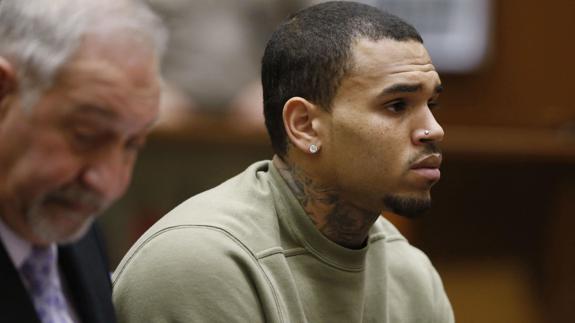 Chris Brown en el juicio por agredir a su exnovia Rihanna.