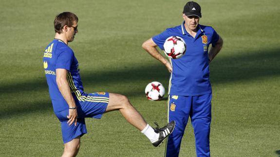 Julen Lopetegui (i), en pleno entrenamiento. 