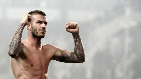 David Beckham durante un partido de fútbol.