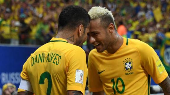 Dani Alves y Neymar celebran un gol ante Colombia. 