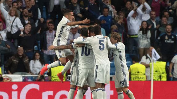 Los jugadores del Real Madrid celebran el triunfo ante el Sporting. 