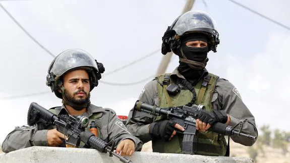 Dos soldados israelíes montan guardia en Hebrón.