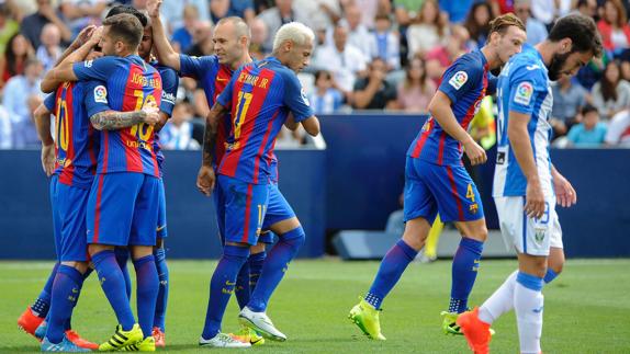 Algunos jugadores del FC Barcelona celebran un gol. 