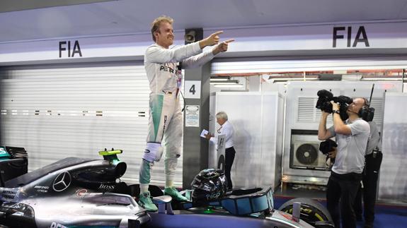 Nico Rosberg celebra la victoria del GP de Singapur. 