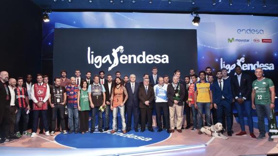 Fotografía de familia tras la presentación de la Liga Endesa 2016-2017. 