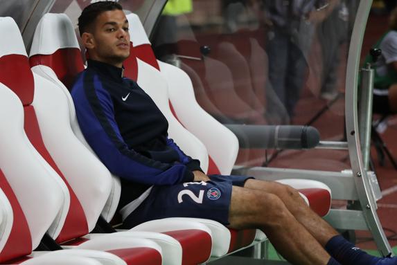 Ben Arfa espera en el banquillo. 