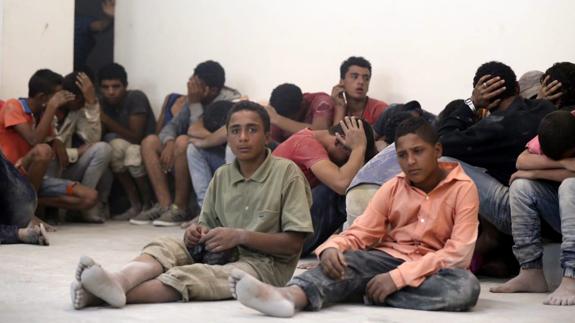 Supervivientes del naufragio esperan en una comisaría en Rosetta, Egipto.