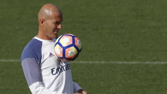 El técnico Zinedine Zidane, durante el último entrenamiento del Real Madrid en Valdebebas