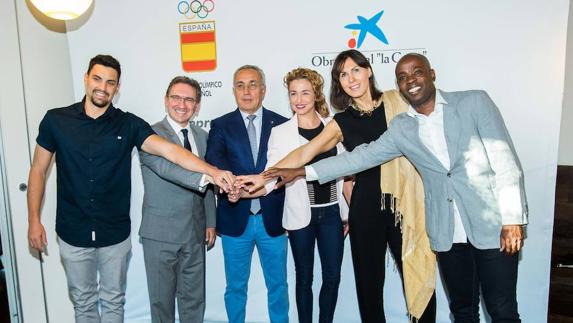 Foto de familia, con Joan Lino (d), junto a Mihaela Ciobanu, en CaixaForum. 