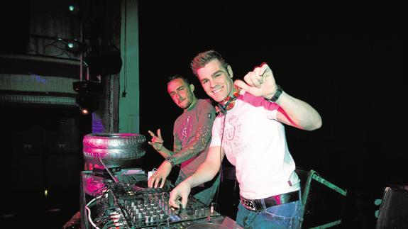 Fonsi Nieto y Dj Nano actuando.