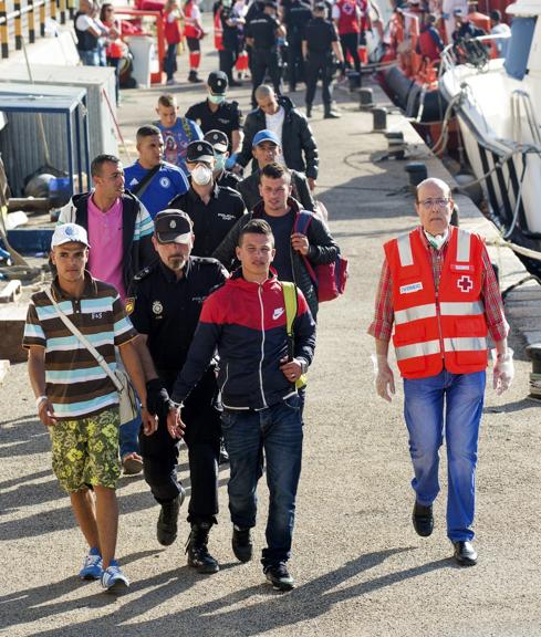 Varios inmigrantes, a su llegada a Cartagena.