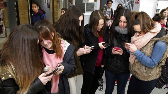 Un grupo de jóvenes, en un instituto de Miranda de Ebro.