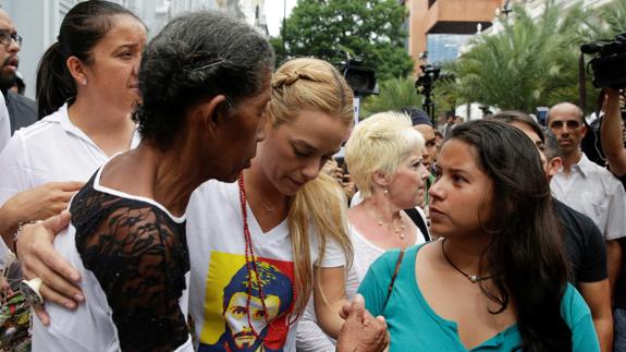 Lilian Tintori (c), en Venezuela.