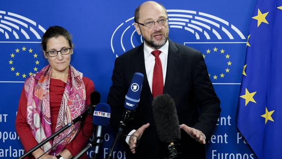 Martin Schulz junto a la ministra canadiense de Comercio, Chrystia Freeland.